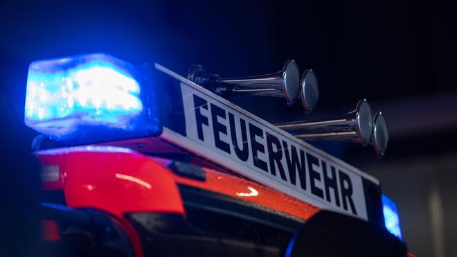 Feuer in Mehrfamilienhaus: Die Feuerwehr löschte den Wohnungsbrand am Freitagabend. (Symbolbild)