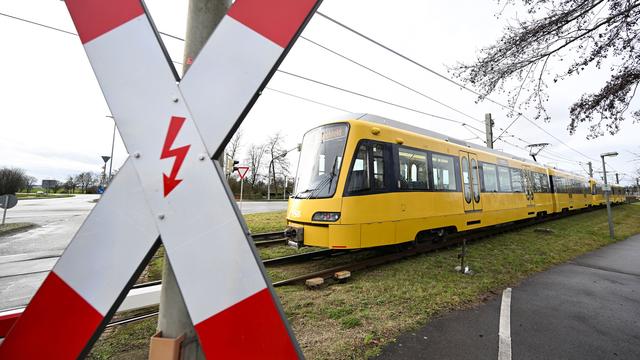 Verkehr unterbrochen: Mann von Stadtbahn erfasst und lebensgefährlich verletzt