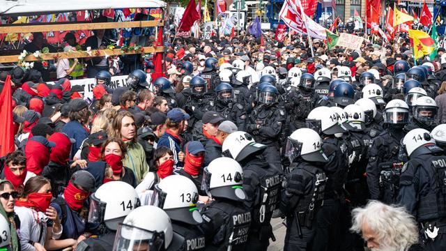 Kriegsgegner demonstrieren: Polizei stoppt Teil von Protestzug gegen Rheinmetall in Köln