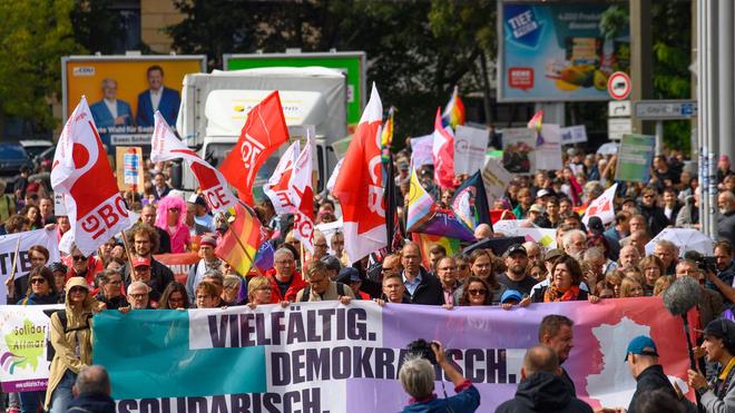 Landtagswahl Sachsen-Anhalt: In Magdeburg demonstrieren Tausende für Demokratie.