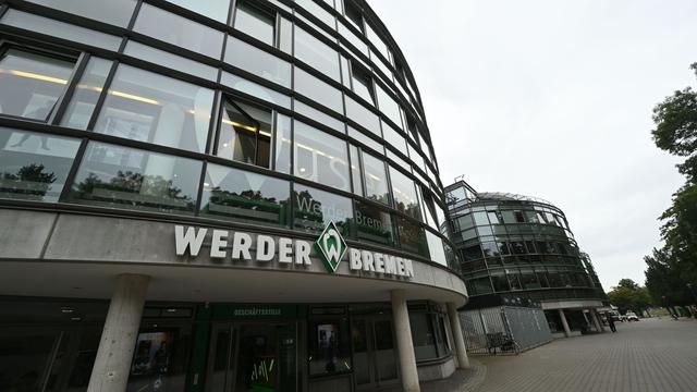 Bremen: Treppe vor Weserstadion in Vereinsfarben besprüht