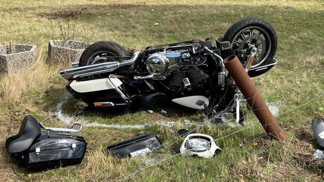 In einer Kurve: Bei einem Motorradunfall im Emsland starben zwei Menschen. (Symbolbild)