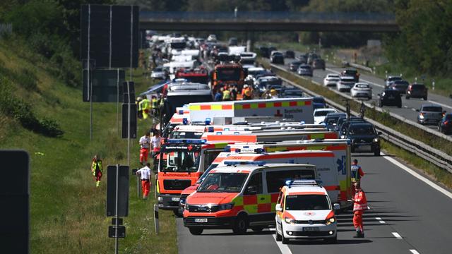 Verkehr: 20 Verletzte bei Unfall mit Reisebus auf der A3