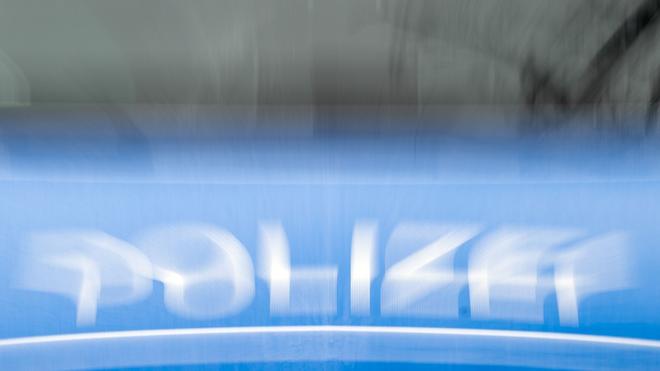 Kriminalität: Das Auto stand quer auf dem Gehweg. (Symbolbild)