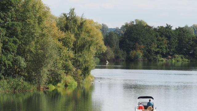 Notfälle: Motorboot stößt mit Güterschiff zusammen und kentert