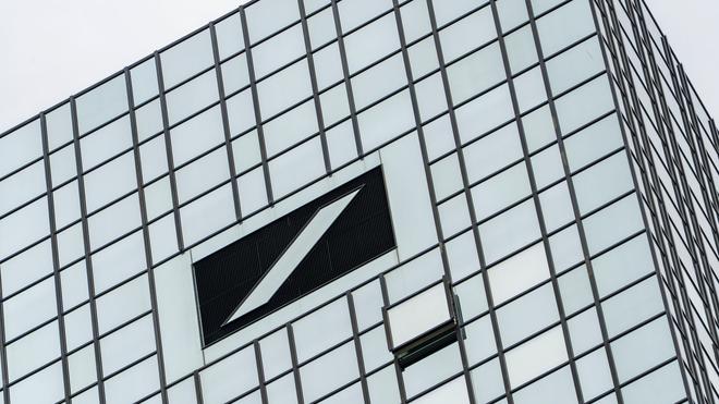  Deutschlands größtes Geldhaus sieht sich mit weiteren millionenschweren Klagen von ehemaligen Mitarbeitern konfrontiert. (Archivbild)