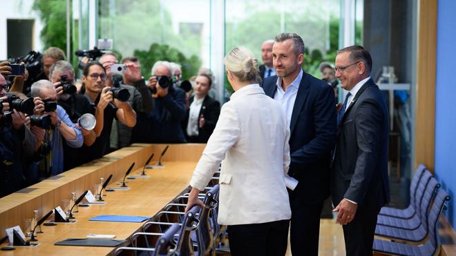 Wahlnachlese: Bei der sogenannten Wahlnachlese der AfD in Berlin am Tag nach der Landtagswahl in Sachsen-Anhalt herrscht Riesenandrang.