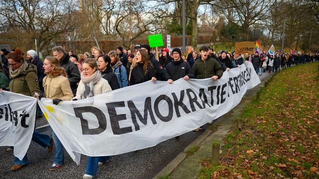 Menschen gehen auf die Straßen: Demonstration in Hamburg für Demokratie und gegen rechts