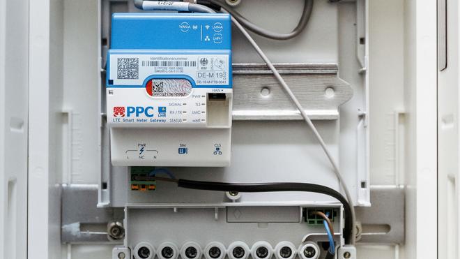 Energiepreise: Ein digitaler Stromzähler. Nach Berechnungen von Eon Energie Deutschland und der Forschungsstelle Energiewirtschaft könnten die Bürger viel Geld sparen, wenn sie ihren Stromverbrauch auf günstige Tageszeiten legen. (Symbolbild)