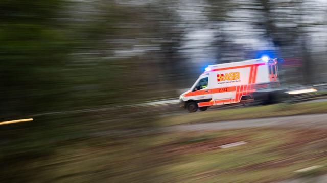 Mädchen angefahren: Kind auf Tretroller bei Kollision mit Auto schwer verletzt