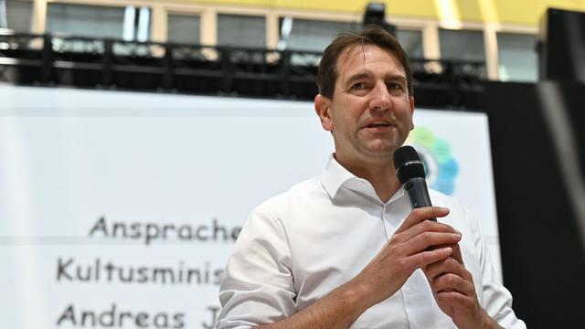 Bild: Bildungstest: Nach Pisa-Ergebnissen: Jung denkt über weitere Reformen nach