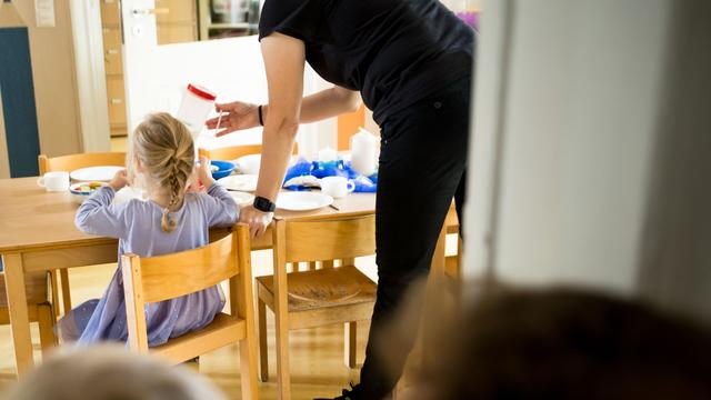 Erwerbstätigkeit von Frauen: Studie: Kinderbetreuung erhöht Einkommen von Müttern