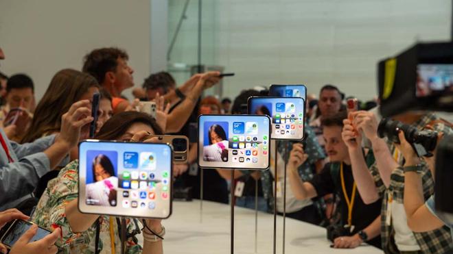 Vorstoß in neuen Markt: Das aufklappbare iPhone ist die erste große Wette des Konzerns unter dem neuen Chef John Ternus.
