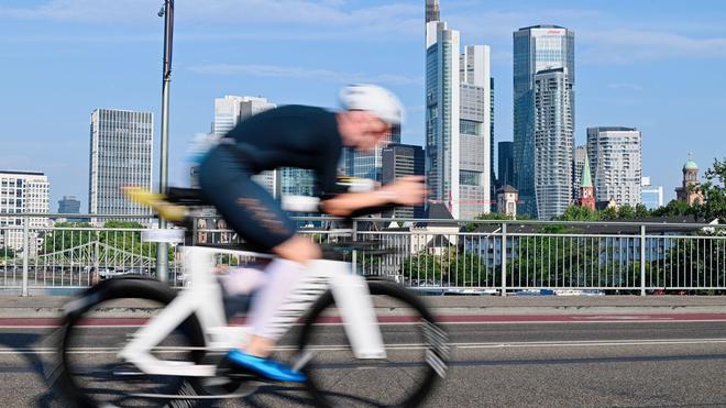 Triathlon: Die Triathlon-EM über die Langdistanz findet 2027 vor der Frankfurter Skyline statt. (Archivbild)