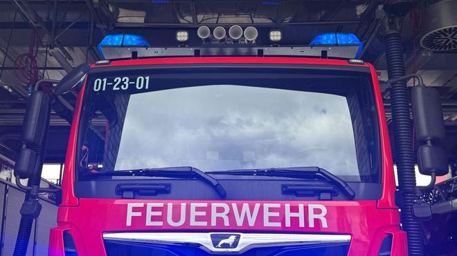 Feuer auf einem Bauernhof: Die Feuerwehr war mit einer Drehleiter im Einsatz (Symbolbild).