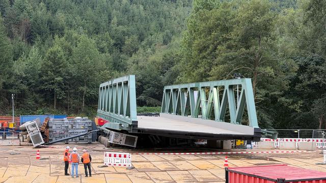 Ruhr-Sieg-Strecke: Stahlbrücke sackt ab - Ruhr-Sieg-Strecke bleibt gesperrt