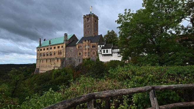 Kulturstätte: Dieser Anblick soll im nächsten Jahr Vergangenheit sein: Dann soll das mittlerweile grün patinierte Kupferdach auf dem Hauptgebäude der Wartburg erneuert werden. (Archivbild)
