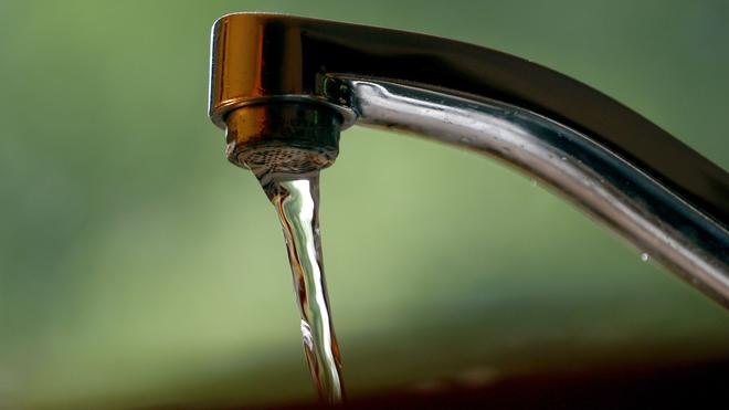 Entwarnung beim Trinkwasser: Direkt aus dem Hahn: Das Leitungswasser in Höchstädt muss nicht mehr abgekocht werden. (Symbolbild)