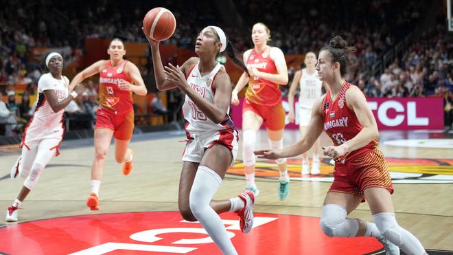 Angel Reese (l) und die US-Basketballerinnen hatten im WM-Viertelfinale keine Mühe.