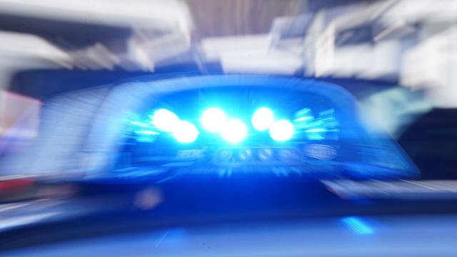 Unfälle: Auto stürzt nach Flucht in Gleisbett – Bahnstrecke gesperrt