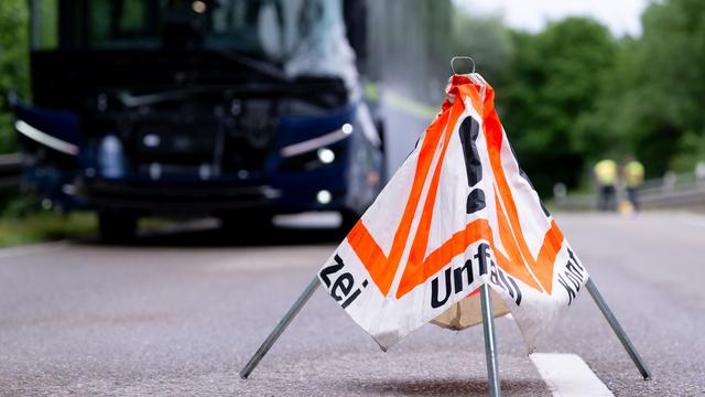 Unfall: Bus prallt gegen geparktes Auto - vier Schüler verletzt
