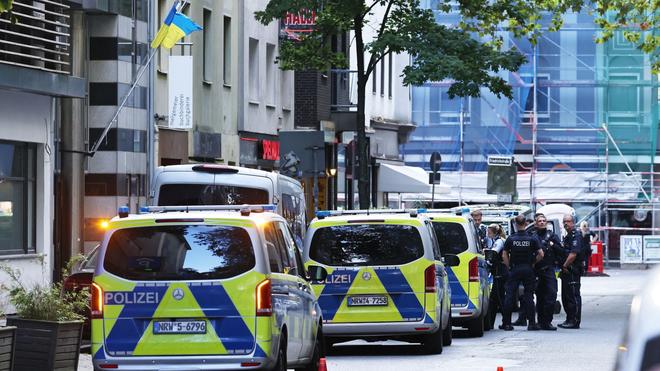 Düsseldorf: In der Düsseldorfer Innenstadt läuft ein Polizeieinsatz am Generalkonsulat der Ukraine.