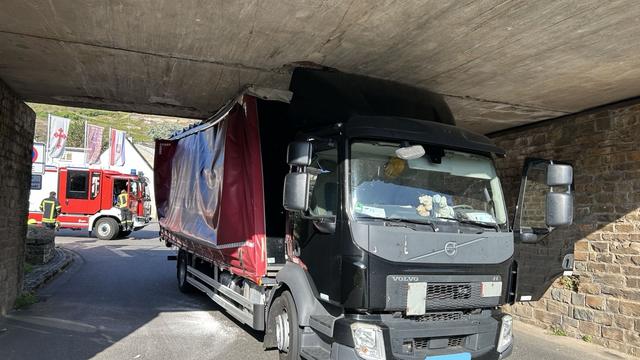 Bild: Steckengeblieben: Kobern-Gondorf: Lkw bleibt in Bahn-Unterführung stecken