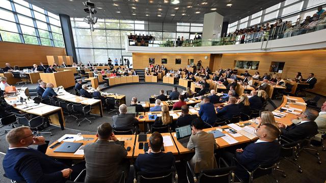 Parlament: Landtagssitzung unterbrochen - AfD berät über Ausschüsse