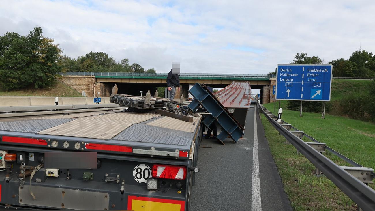Autobahn 9: Schwerlasttransport verliert Brückenteil - Bergung beendet