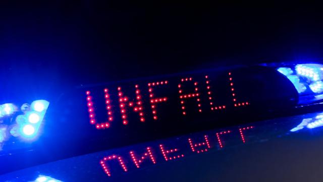 Autobahn gesperrt: Tödlicher Unfall: Autotransporter erfasst Lkw-Fahrer