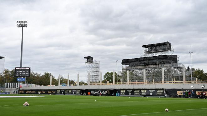 Fußball-Duell der Gegensätze:: Elversbergs Stadion ist aktuell eine Baustelle. (Archivbild)