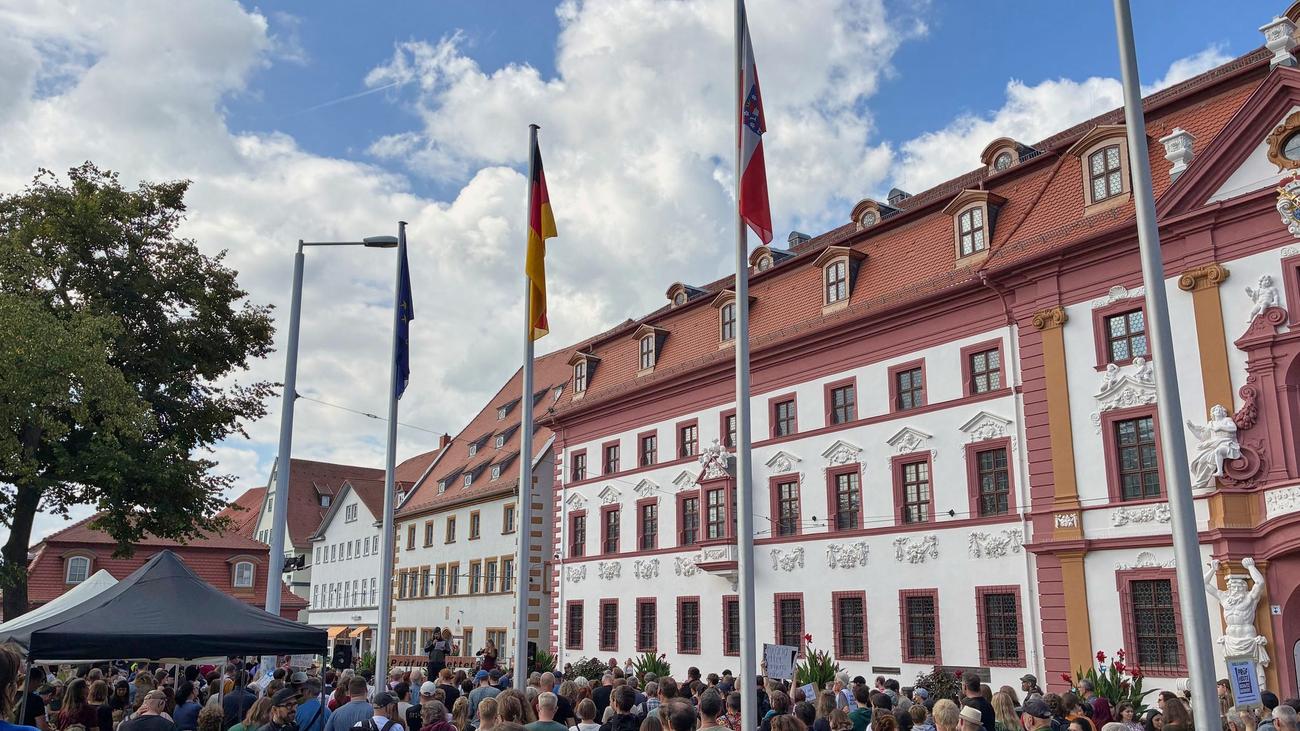 Bundesweite Protestreihe: Demo in Erfurt fordert Prüfung von Parteiverboten