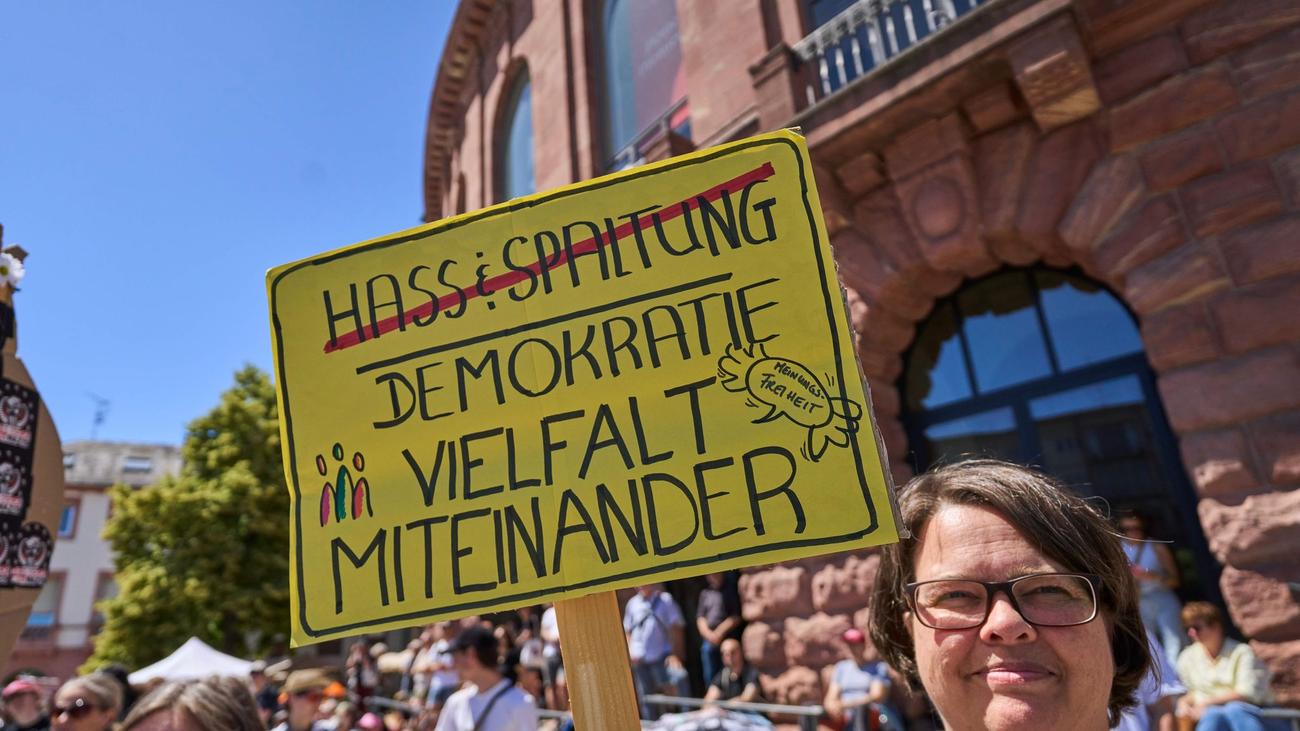 Bundesweite Kampagne: Mainz: Etwa 2.000 Menschen bei Demos gegen Rechtsextremismus