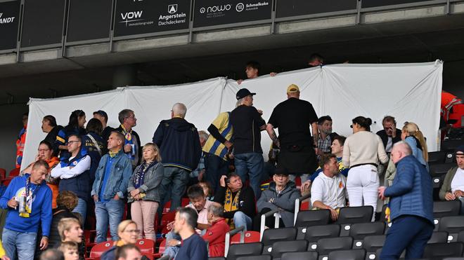 2. Bundesliga: Wegen eines medizinischen Notfalls verzögerte sich der Anpfiff zwischen Eintracht Braunschweig und Dynamo Dresden.