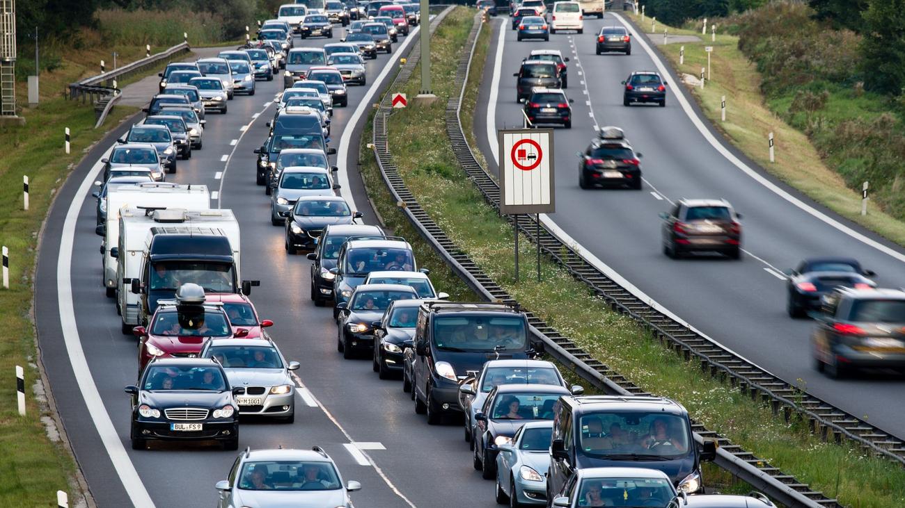 Verkehr: Staus zum Ferienende - A8 Richtung Salzburg besonders voll