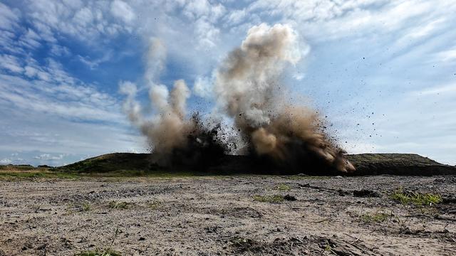 Seltenes Training bei Cuxhaven: THW sprengt Löcher in Deiche – Spektakuläre Hochwasser-Übung