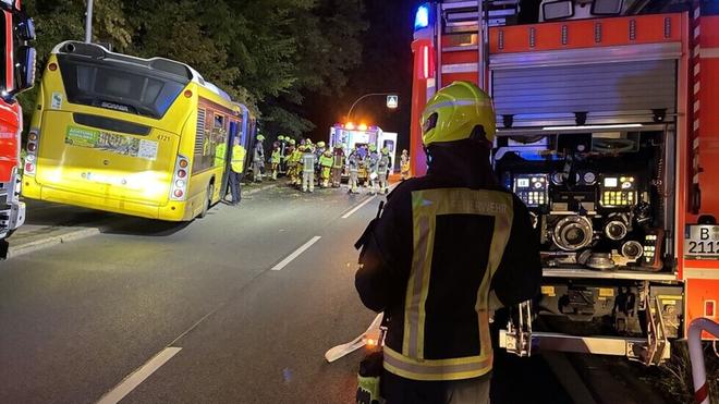 Unfall: Die Polizei ist in Berlin wegen eines Busunfalls im Einsatz. (Symbolbild)