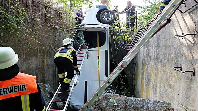 Unfall am Samstag: Gas und Bremse verwechselt: Transporter landet in Bach