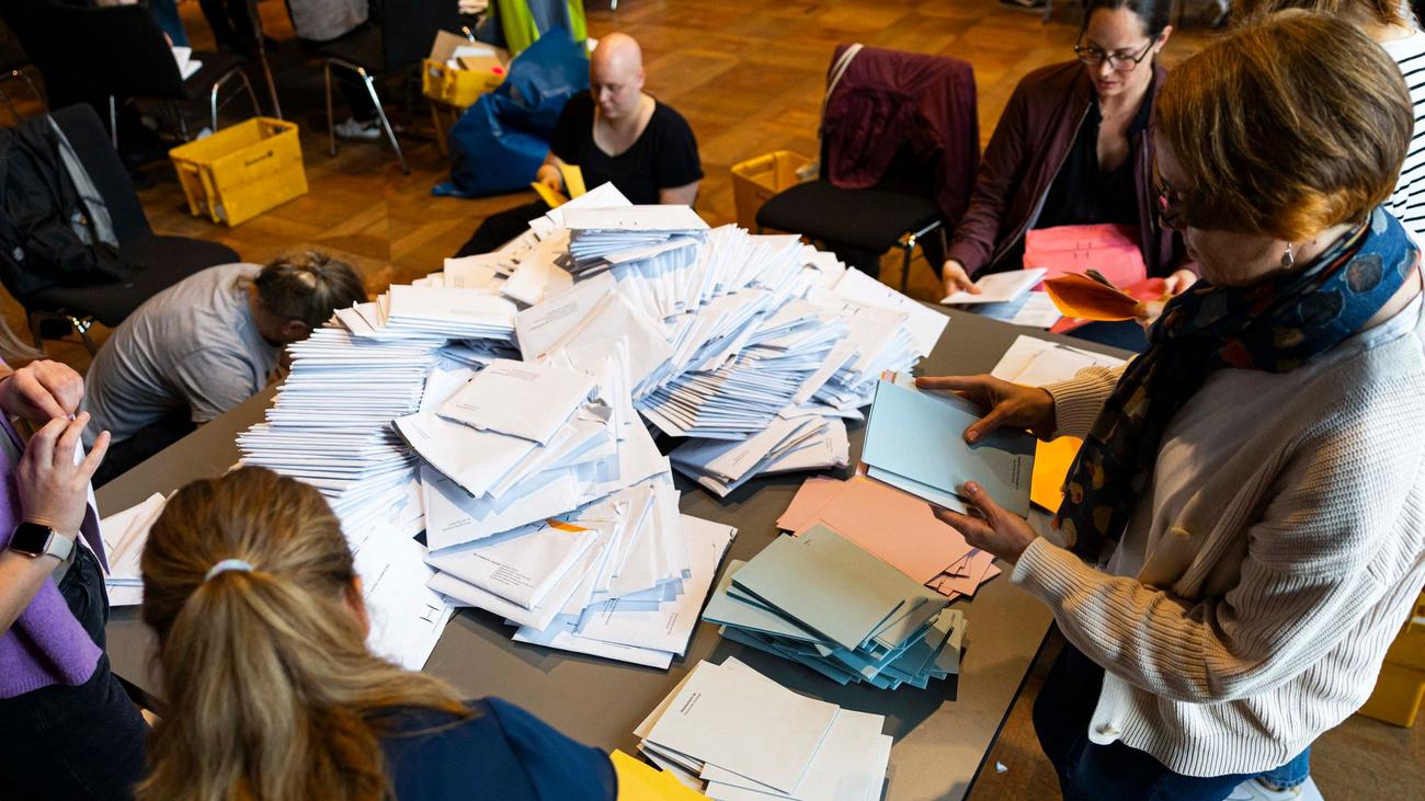 Kommunalwahl in Niedersachsen: Lange Schlangen und Hilfe vom Schlüsseldienst