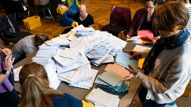 Kommunalwahl in Niedersachsen: Wahlhelfer sortieren die Stimmzettel für die Auszählung der Briefwahl im Neuen Rathaus.