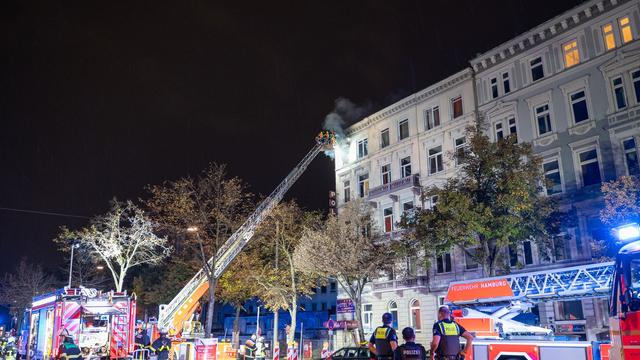 Brand in Hamburg: Leerstehendes Hotel in Brand – sieben Verletzte