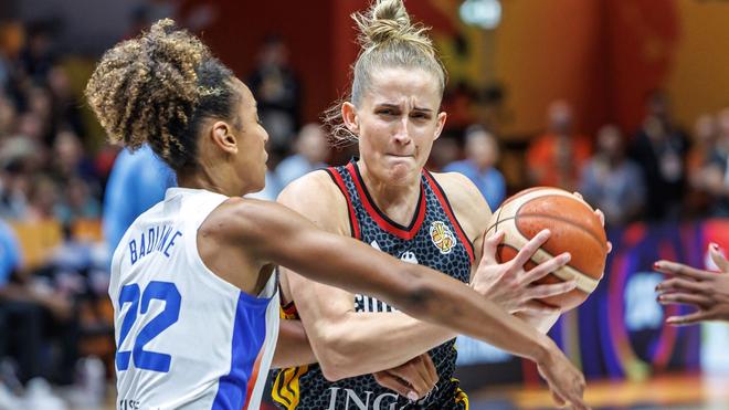 Vor Bronze-Spiel: Leonie Fiebich beim Zug zum Korb.