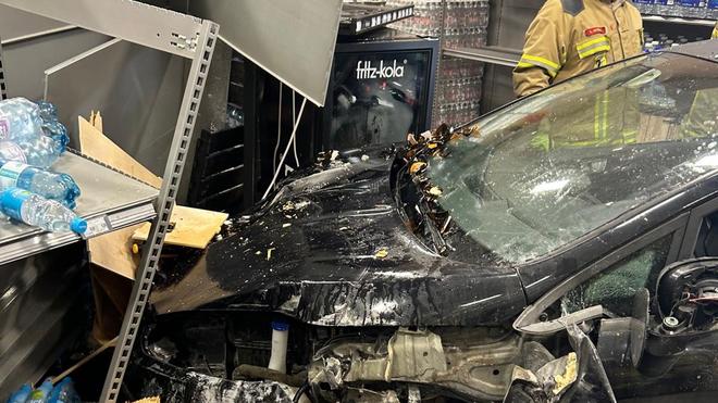 Im Auto eingeschlossen: Laut Feuerwehr wurde der Fahrer im Auto eingeschlossen. (Symbolbild)
