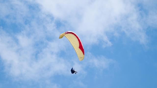 Gleitschirm landet in Baum: Gleitschirmflieger aus Baumkrone gerettet