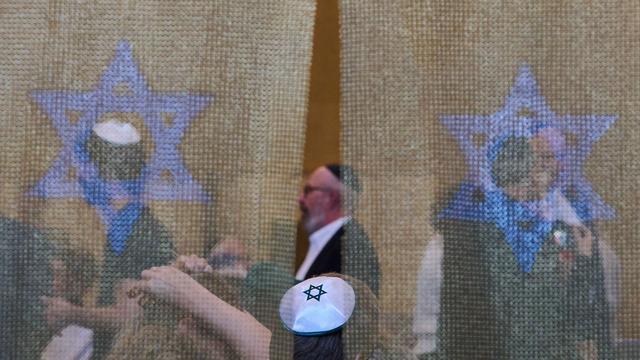 Bild: Synagoge wiedereröffnet: Sichtbares jüdisches Leben: Synagoge feiert Wiedereröffnung