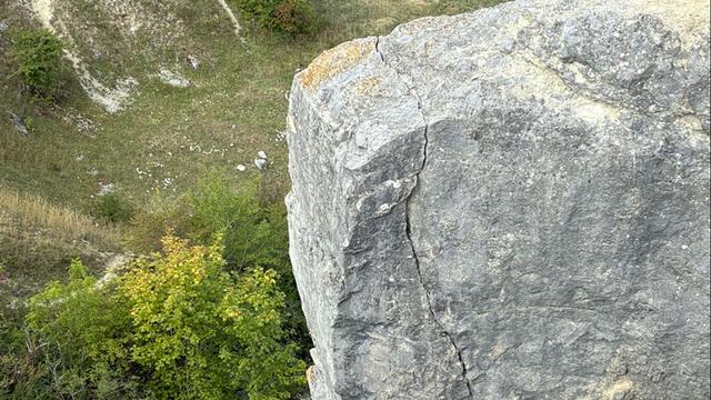 Riss in Felsen: Sperrung an Felsformation wegen drohenden Felssturzes