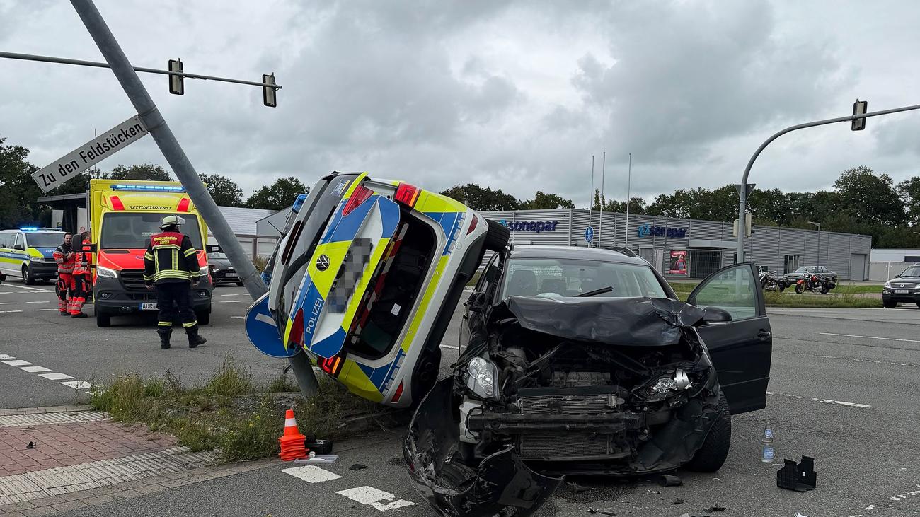 Unfall: Streifenwagen fährt über Rot und prallt mit Auto zusammen