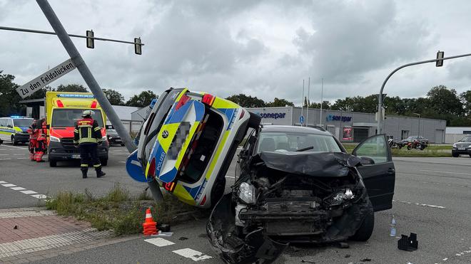 Unfall: Der Streifenwagen war bei Rot über die Ampel gefahren.