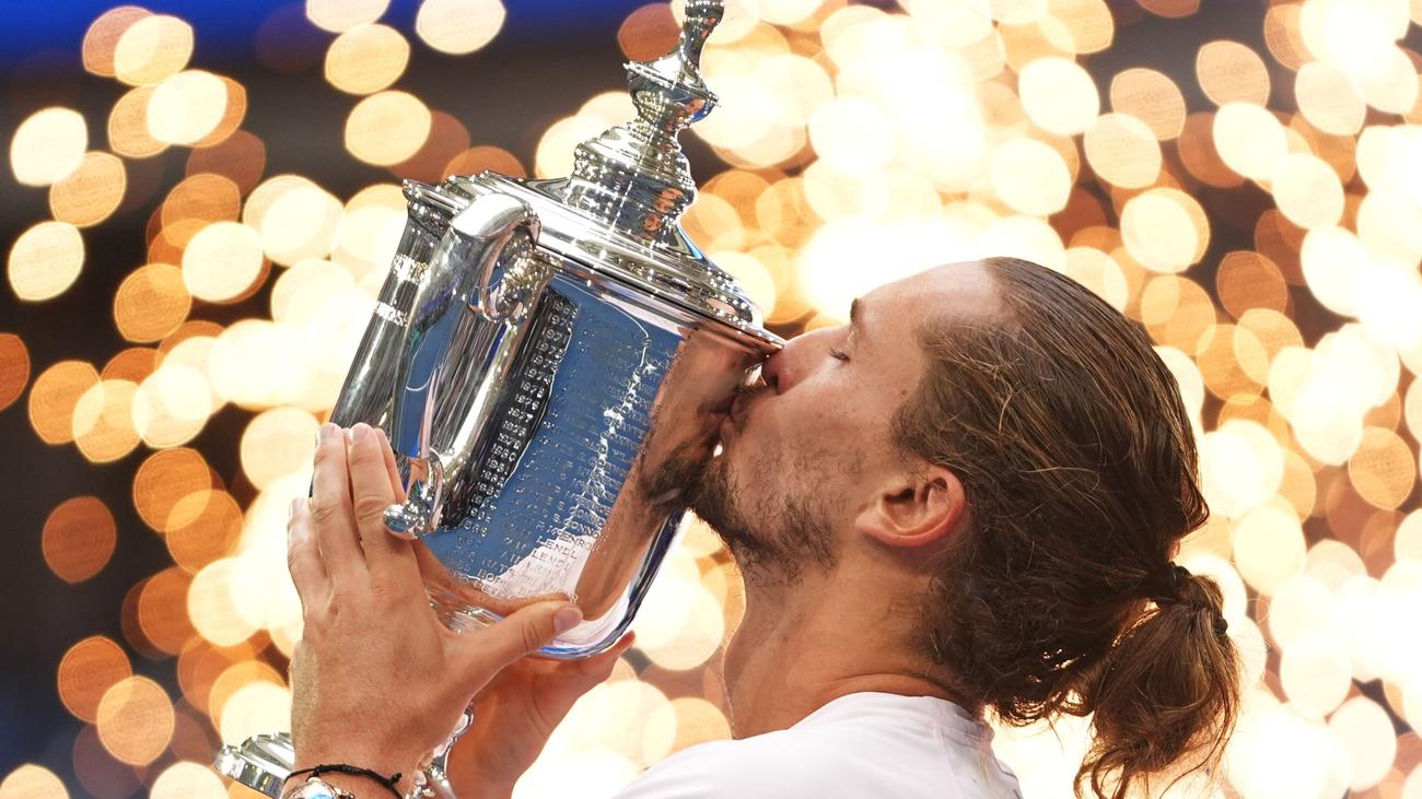 Tennis: Zverev krönt sich zum US-Open-Sieger - und merkt es nicht