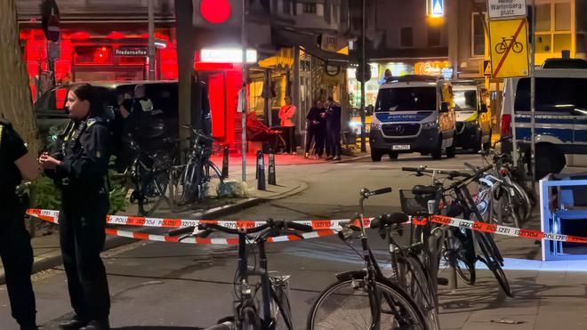 Anrufer berichten von Schüssen: In Hamburg-Ottensen ist die Polizei in der Nacht im Einsatz.